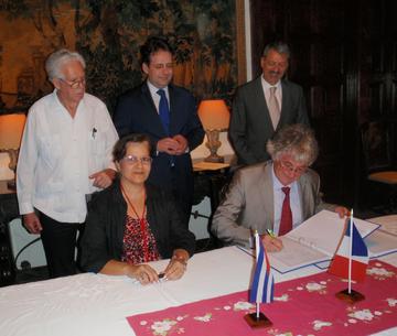 Signature d'un accord cadre entre le Cirad et le Ministère de l'agriculture cubain. © C. Abadie, Cirad